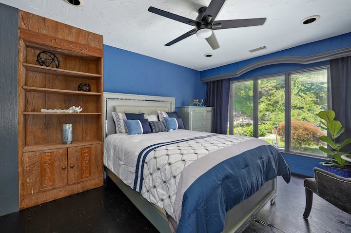 Dormitorio de invitados con vista al porche trasero 