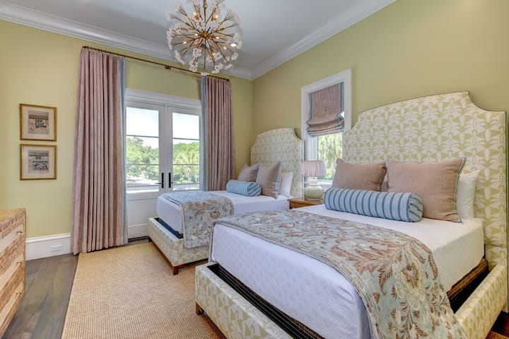 Dormitorio en la planta baja con dos camas tamaño queen y baño privado