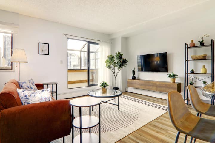 Stylish Dt Views At Stampede W/ Free Parking, Ac - Calgary