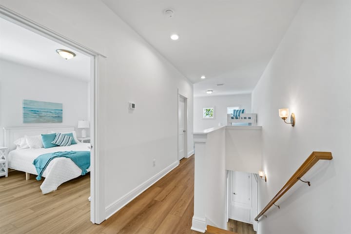 Lart, dhoma e vizitorëve me krevat dopio "Queen" dhe korridori për në dhomën shtesë të vizitorëve