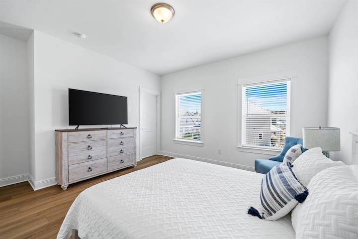 Dhomë gjumi dopio "Queen" me banjë private në katin e sipërm: Dekor i ndritshëm dhe i ajrosur me stil bregdetar dhe një dollap të madh. Krevat i rehatshëm dopio "Queen".