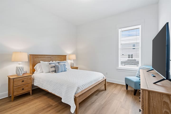 Dhomë gjumi me krevat dopio "Queen" në katin kryesor: Një strehë e ndritshme dhe e ajrosur me dekor të frymëzuar nga plazhi, krevat të rehatshëm dopio "Queen" dhe shërbime moderne për pushimet e tua!