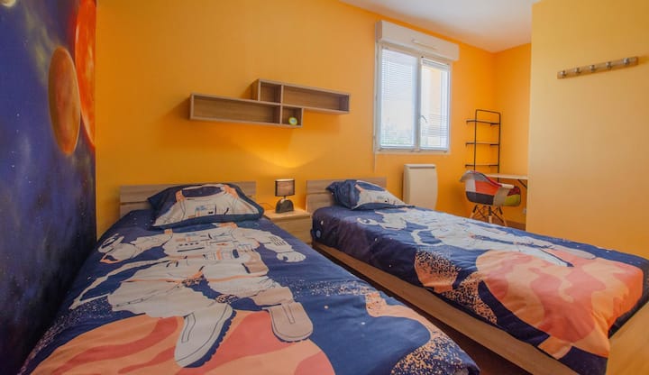 Habitación twin con camas que se pueden acercar para hacer una cama doble, un escritorio y un armario