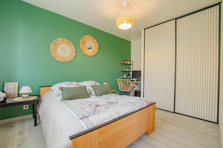 Habitación doble con escritorio en la planta baja