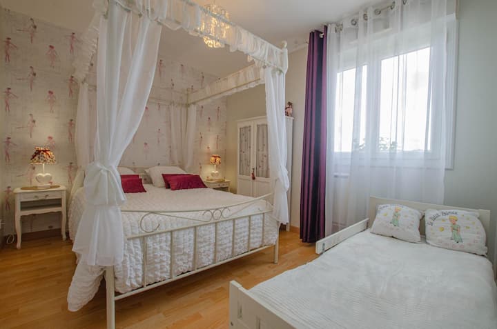 Arriba,habitación con cama doble y una cama para niños.