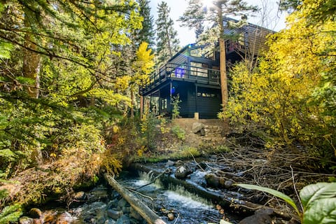 Creekside Cabin: Mountain Views, Fireplace & Sauna