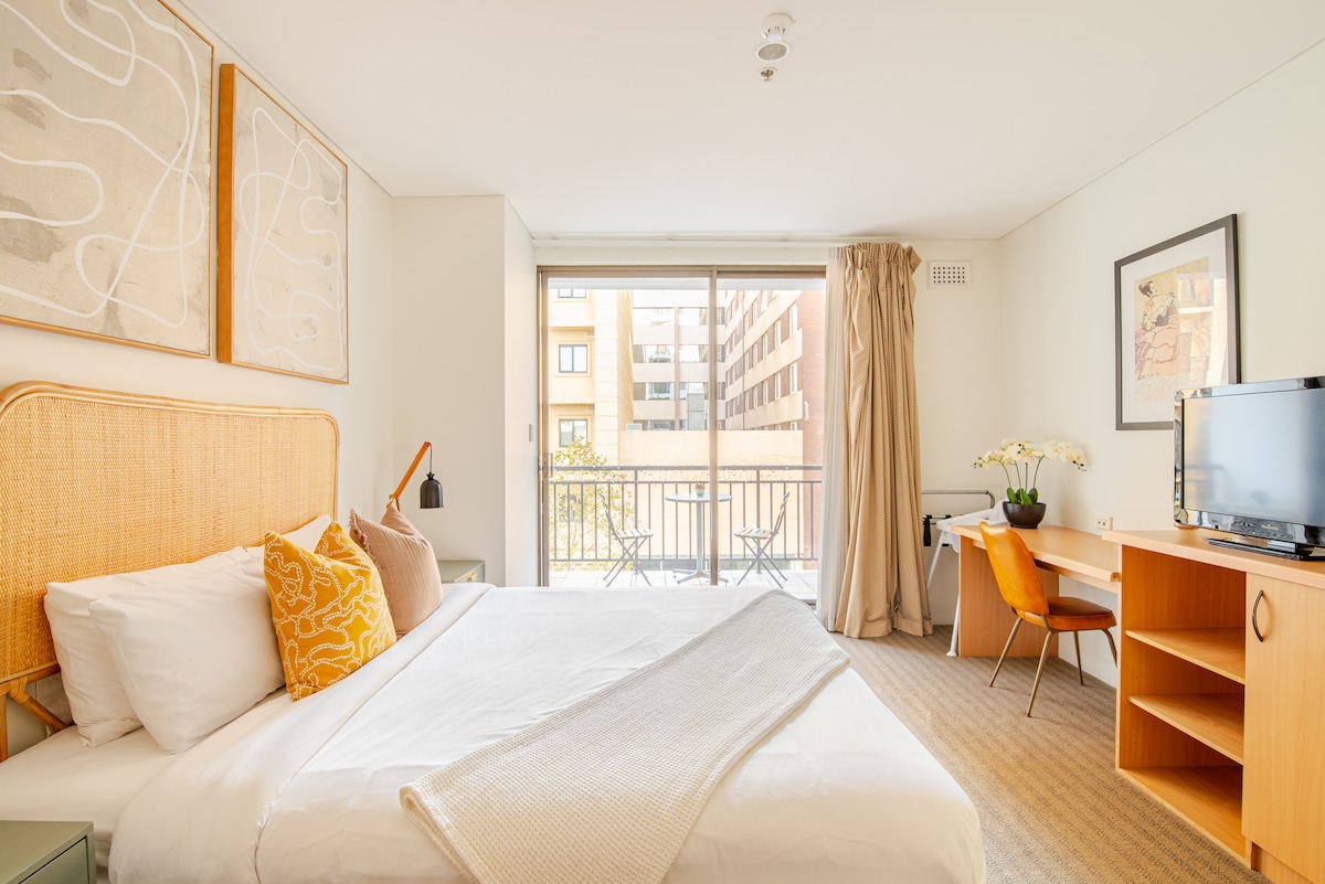 ห้องนอนสว่างและน่าอยู่พร้อมเตียงนอนสบาย มีระเบียงส่วนตัวและพื้นที่ทำงานเฉพาะ