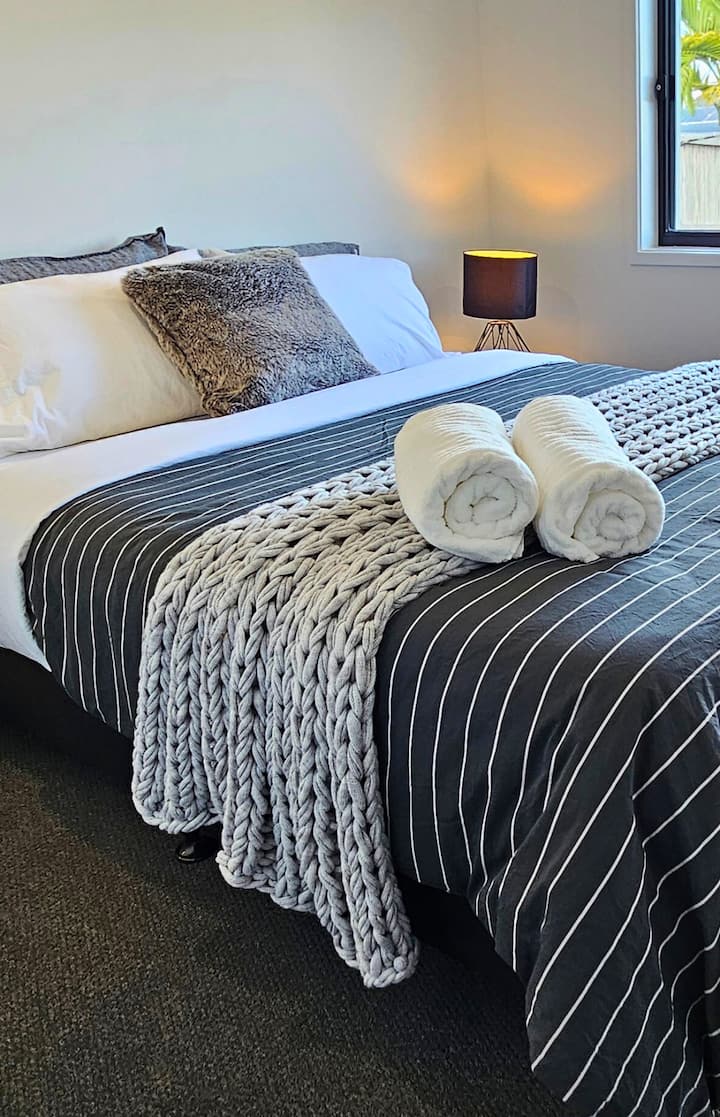 Მე-3 საძინებელში არის ორადგილიანი საწოლი საწოლისპირა მაგიდებით, ლამპებითა და კარადებით.