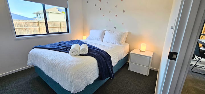 Მე ‑ 2 საძინებელში არის ორადგილიანი საწოლი გვერდითი მაგიდებით, ლამპებითა და ჩაშენებული ტანსაცმლით.