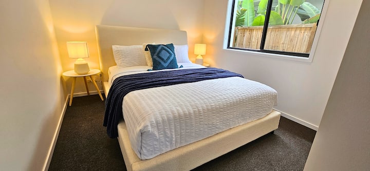 Მე-4 საძინებელში არის ორადგილიანი საწოლი, საწოლისპირა მაგიდები და ჩაშენებული ტანსაცმელი.