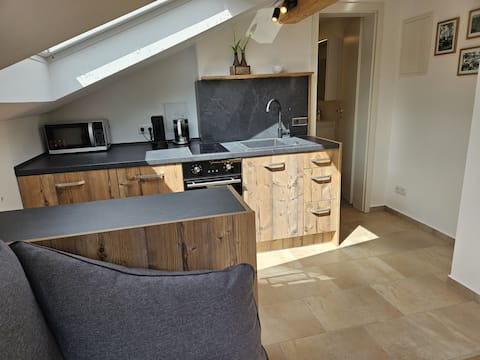 Erfolgreiche Airbnb-Immobilie: 1-room apartment 30 sqm in the attic with south balcony in Ruhpolding
