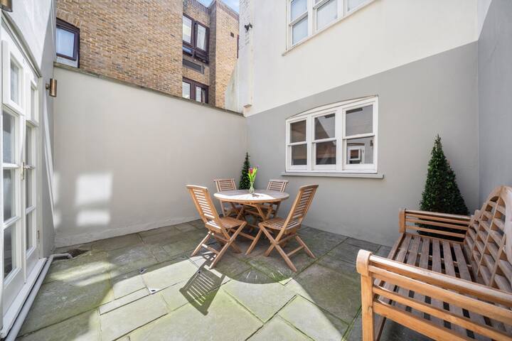 Modern 3-floor open plan townhouse with patio gallery image 5