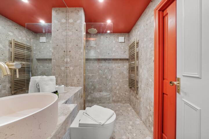 Modern 3-floor open plan townhouse with patio gallery image 4