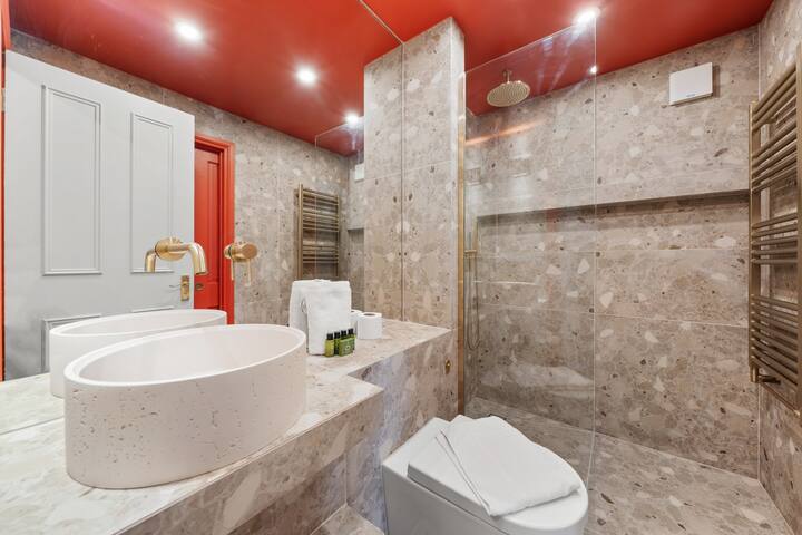 Modern 3-floor open plan townhouse with patio gallery image 3