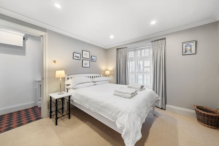 Modern 3-floor open plan townhouse with patio