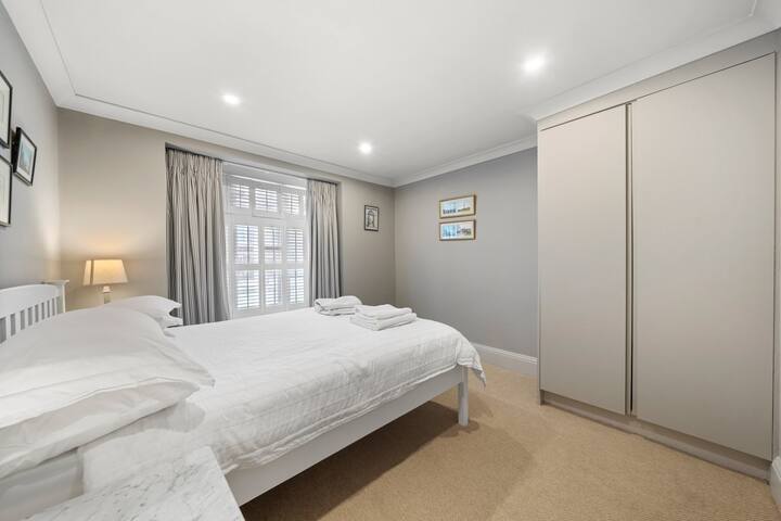 Modern 3-floor open plan townhouse with patio gallery image 2