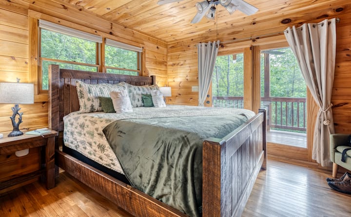 חדר שינה ראשי עם מיטת קינג סייז