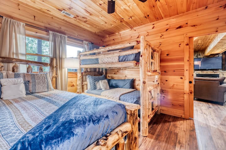 חדר שינה בקומה התחתונה - קווין ושני תאומים עם אמבטיה פרטית