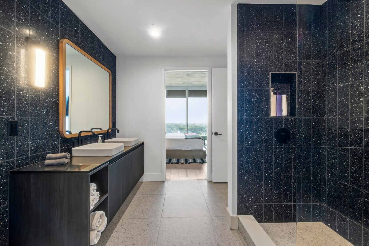 Rainey St Condo | Heated Pool | Gym