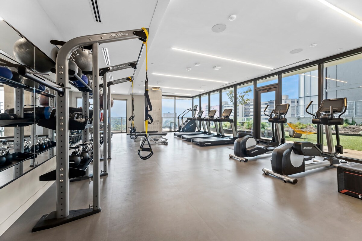 Rainey St Condo | Heated Pool | Gym