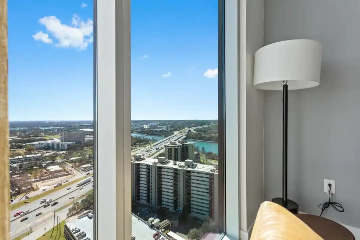 Rainey St Condo | Heated Pool | Gym