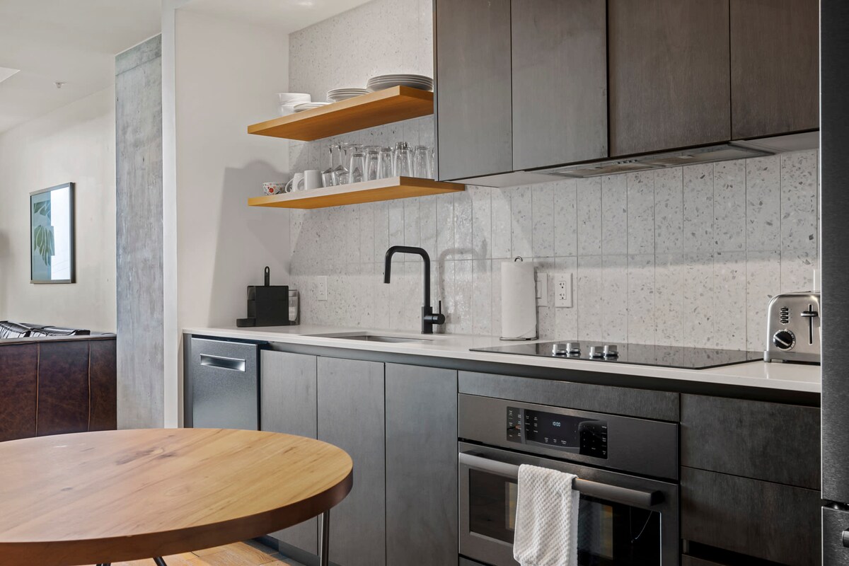 Rainey St Condo | Heated Pool | Gym