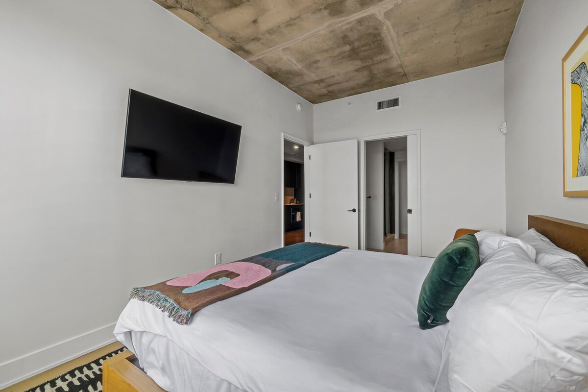 Rainey St Condo | Heated Pool | Gym