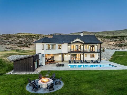 Luxury/Heated pool/Hot Tub/Fire Pit/Outdoor living