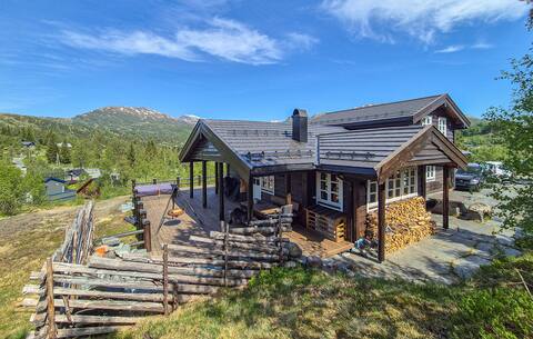 Awesome home in Norheimsund with jacuzzi