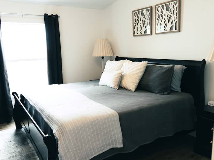 חדר שינה ראשי עם טלוויזיה