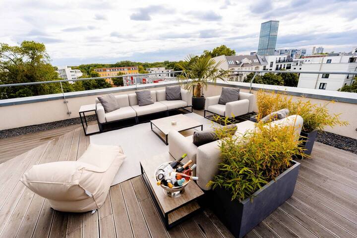 Luxury Penthouse with Rooftop Terrace & Sauna gallery image 2