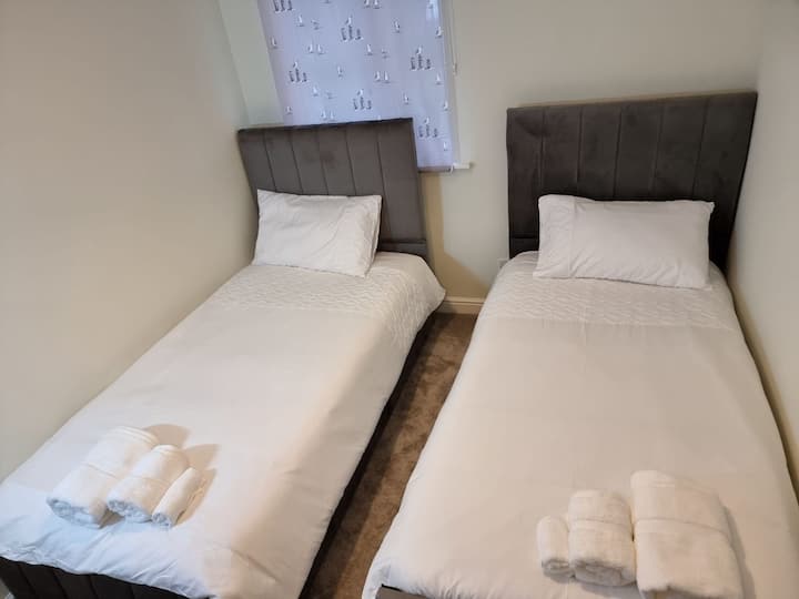 2. spavaća soba s 2 kreveta za jednu osobu