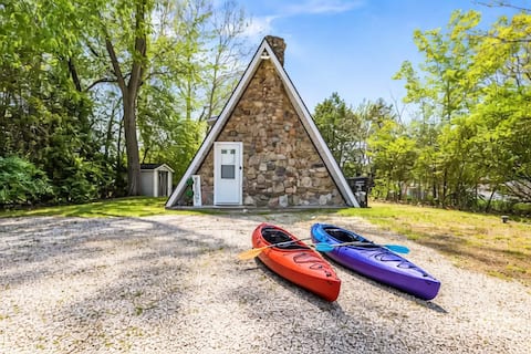 Romantic A-frame · HeartJacuzzi · Firepit · Kayaks