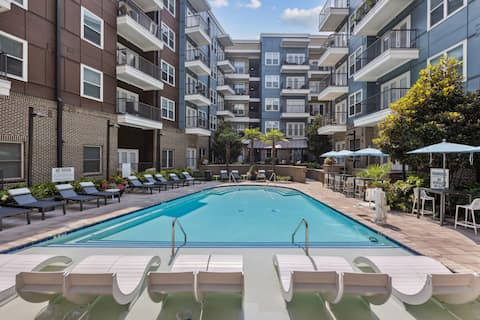 Top Airbnb: Serenity in the City: Pool & Parking in Cherry