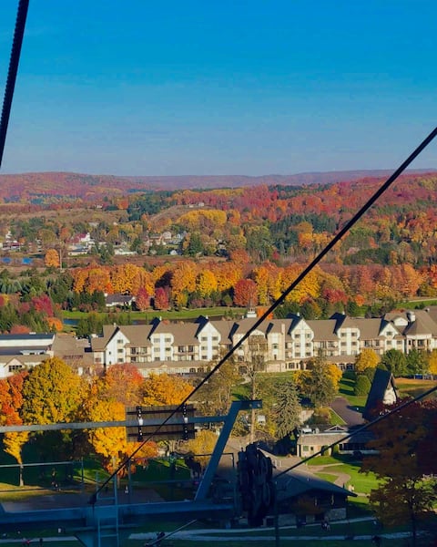 Condo Retreat for 14 | Unbeatable Autumn Views