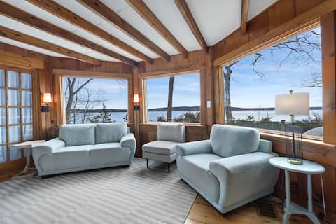 Sandy Point Cottage - Oceanfront!