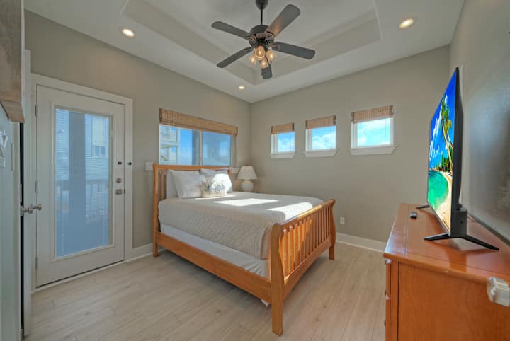 El dormitorio 2 cuenta con una cama tamaño queen, TV, balcón y baño privado.