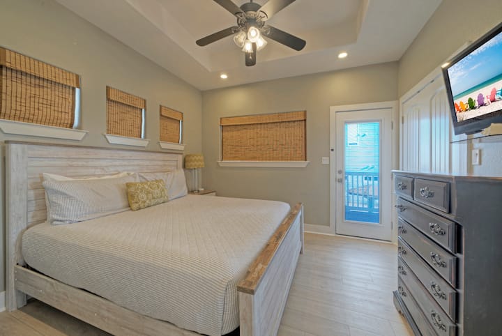 El dormitorio principal cuenta con cama tamaño king, TV, balcón y baño privado.
