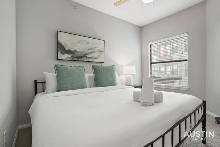 Dhomë gjumi "king" me shtroja dhe banjë cilësore të hotelit luksoz