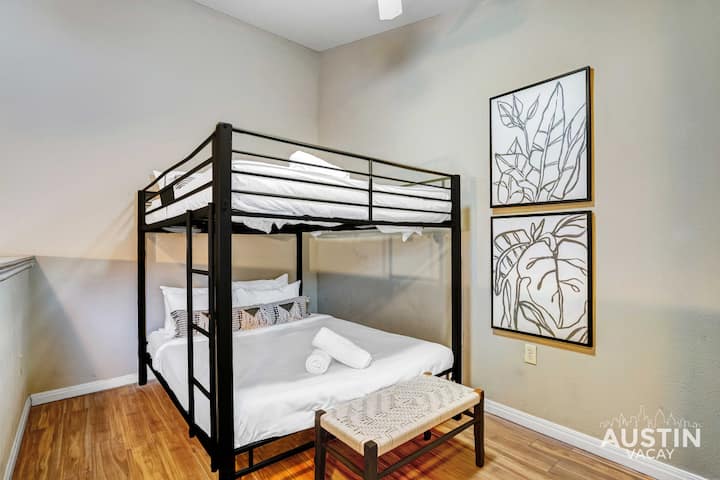 Podkrovná spálňa s poschodovou posteľou a posteľnou bielizňou luxusnej hotelovej kvality