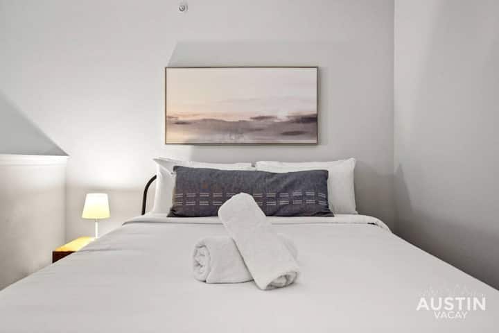 Loftová spálňa s luxusnou hotelovou bielizňou