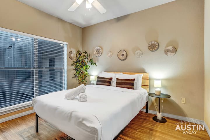 Spálňa s manželskou posteľou Queen, kvalitnou posteľnou bielizňou luxusného hotela a kúpeľňou s toaletou