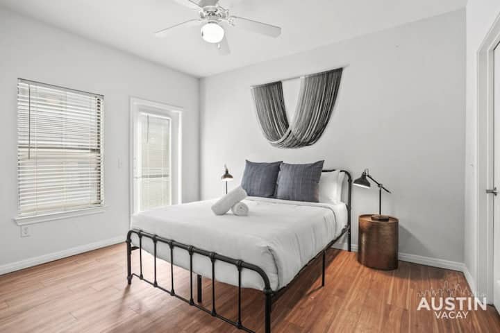 Spálňa s luxusnou hotelovou posteľnou bielizňou a prirodzeným osvetlením