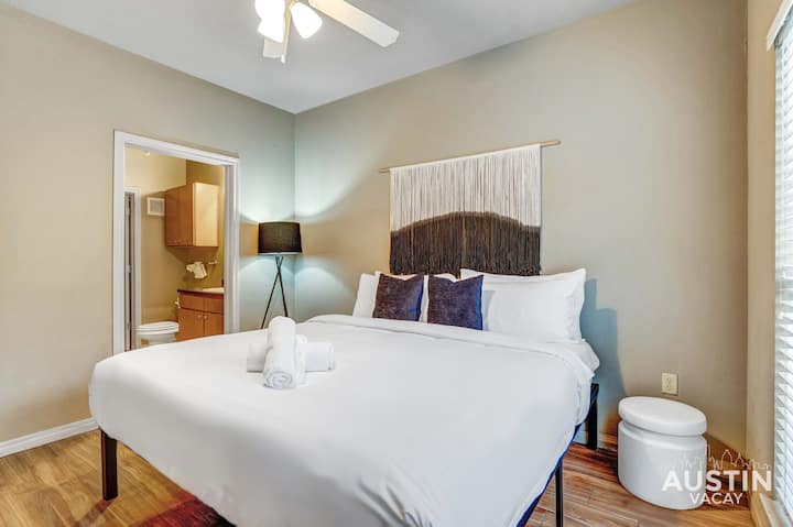 Spálňa s manželskou posteľou King s luxusnou hotelovou kvalitnou posteľnou bielizňou a kúpeľňou s toaletou