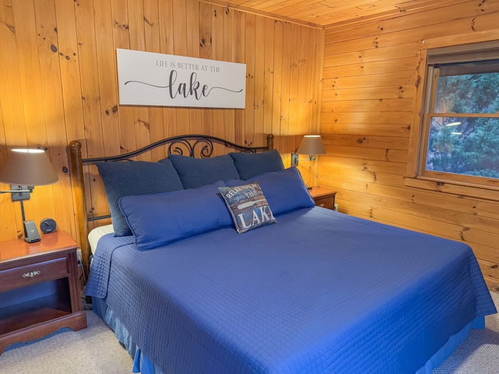 El encanto de la cabaña de madera y una cama tamaño king suave hacen de este dormitorio un gran refugio acogedor después de un día de aventuras en la montaña.