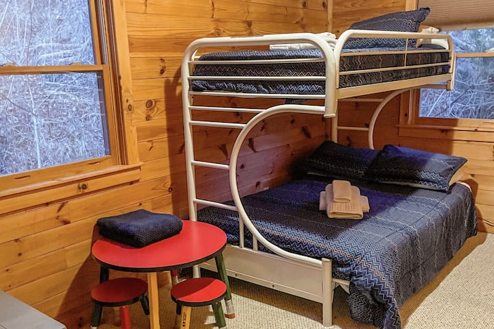 Un gran espacio para niños y adolescentes: mucho espacio para jugar, descansar y pasar el rato.