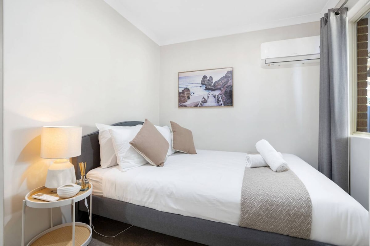 Cómodo dormitorio tamaño queen con aire acondicionado.