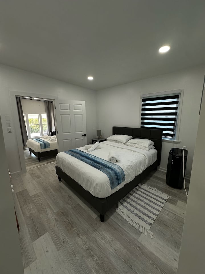 Primer dormitorio con vista y entrada al segundo dormitorio