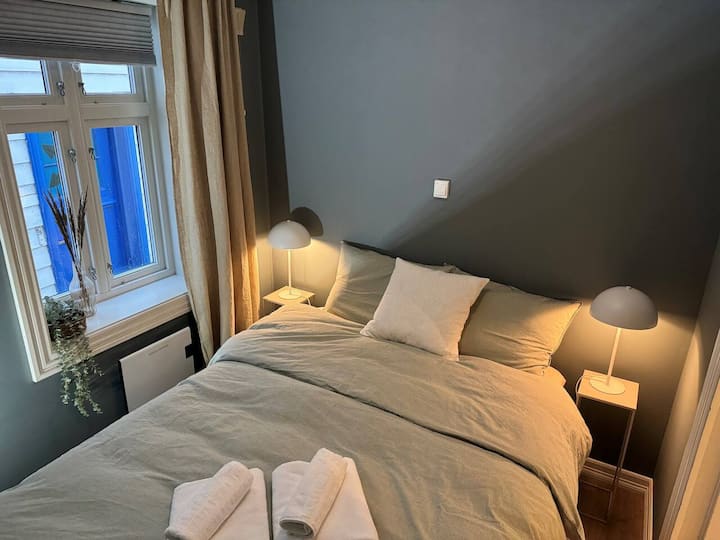 Posteľ má rozmery 140 cm x 200 cm