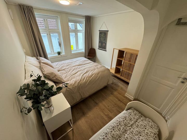 Posteľ má rozmery 180 cm x 200 cm. 
Detská postieľka má 160 cm.
Je možné ubytovať cestovnú detskú postieľku pre bábätká - opýtajte sa vopred a my to zariadime.